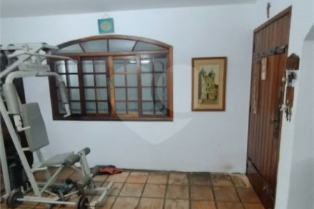 Casa à venda na Vila Mariana de 300 metros quadrados, com 3 dormitórios, 1 suíte e 2 vagas.