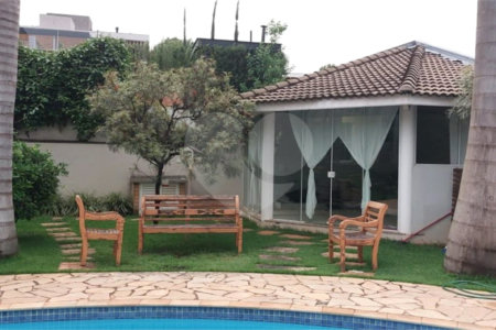 Casa para alugar com 4 quartos, sendo 3 suítes,  no condomínio Figueira Garden, Atibaia - SP