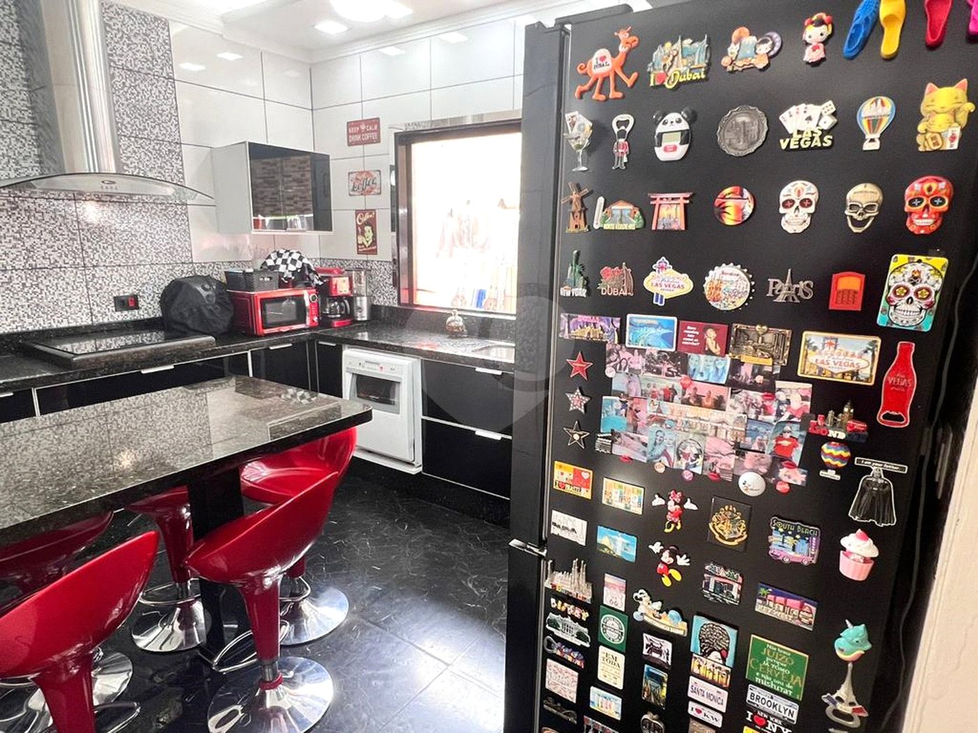 Sobrado à venda com 3 quartos, sendo 1 suíte,  em Jardim Modelo, Suzano, SP