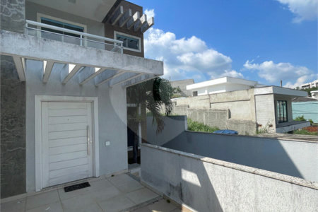 Casa à venda com 3 quartos, sendo 1 suíte, no condomínio Residencial Green Ville, Rio de Janeiro - RJ