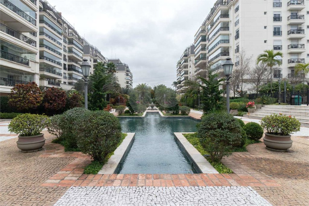 Apartamento à venda com 4 quartos, sendo 2 suítes,  em Alto de Pinheiros, São Paulo, SP