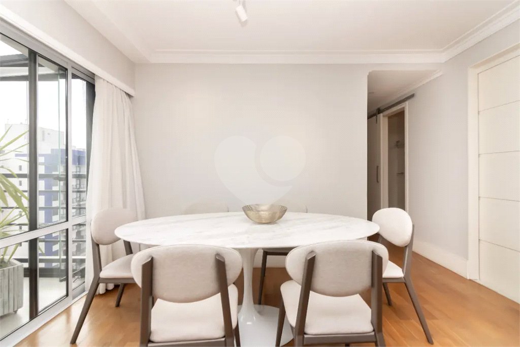 Apartamento à venda com 3 quartos, sendo 2 suítes, em Vila Olímpia, São Paulo, SP