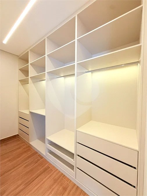 Casa térrea com 3 suítes no Condomínio Residencial Viena em Indaiatuba-SP - Acabamento de alto padrão - R$ 1.690.000,00 - AT 250 m² - AC 158 m² - 3 suítes,, sendo 1 suíte master com closet - Sala para dois ambientes (estar e jantar) - Cozinha planejada com ilha cooktop, forno elétrico e micro-ondas,