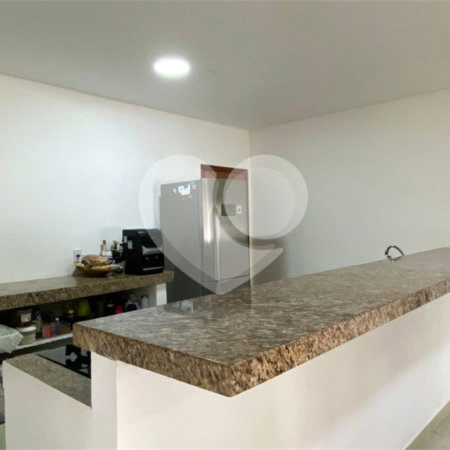 Casa à venda com 4 quartos, sendo 3 suítes, em Taperapuan, Porto Seguro, BA