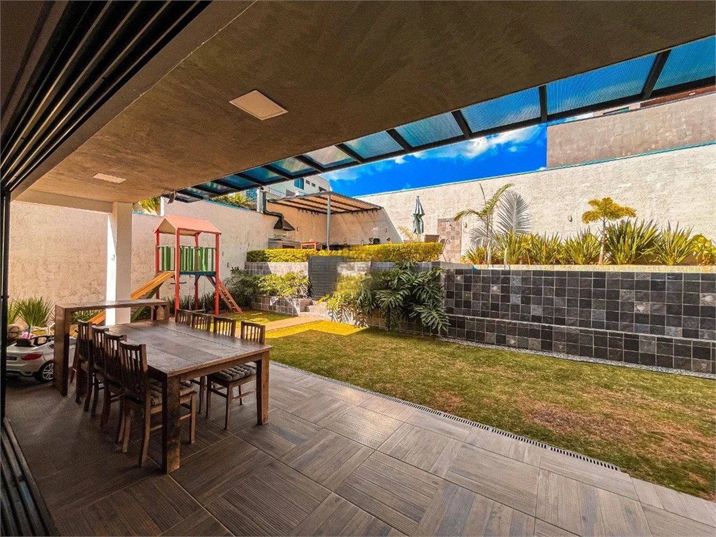 Casa à venda com 4 quartos, sendo 3 suítes,  no condomínio Vintage, Cotia - SP
