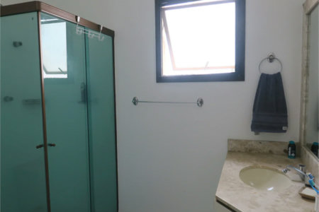 Casa à venda com 4 quartos, sendo 2 suítes, no condomínio Vila das Flores, São Paulo - SP