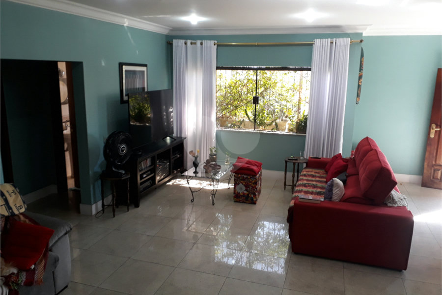 Sobrado à venda com 4 quartos, sendo 1 suíte, em Vila Constança, São Paulo, SP