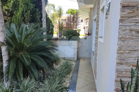 Casa à venda com 4 quartos, sendo 2 suítes, no condomínio Residencial Jardim das Palmeiras, Vinhedo - SP