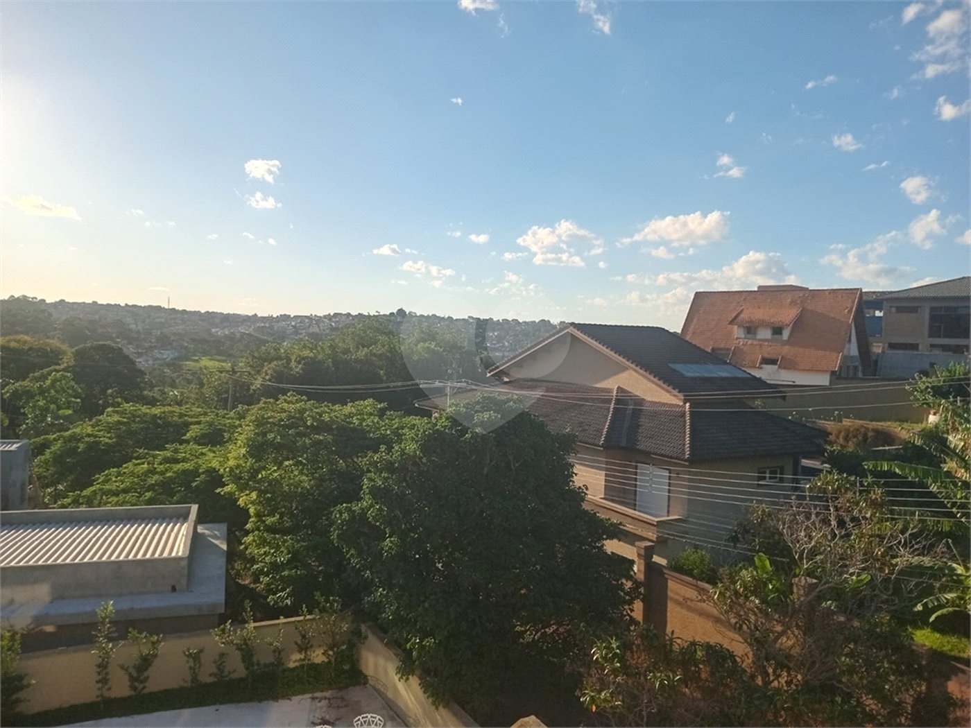Casa à venda com 4 quartos, sendo 3 suítes, no condomínio Arco Iris, Atibaia - SP