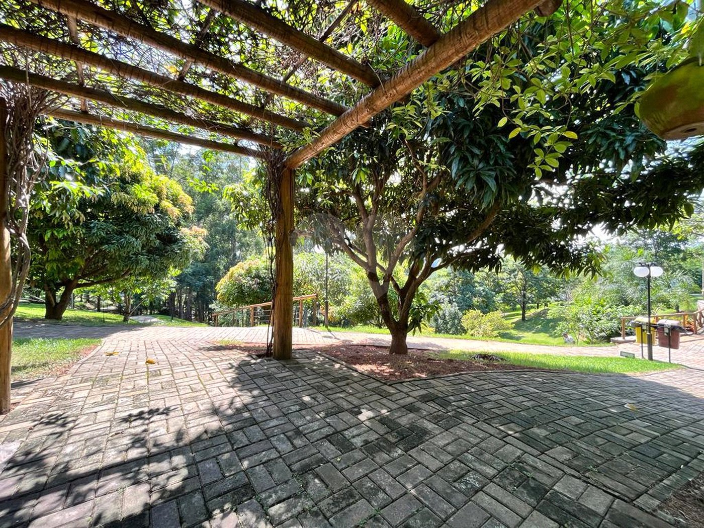 Casa à venda com 5 quartos, sendo 3 suítes, no condomínio Santa Teresa 1, Vinhedo - SP