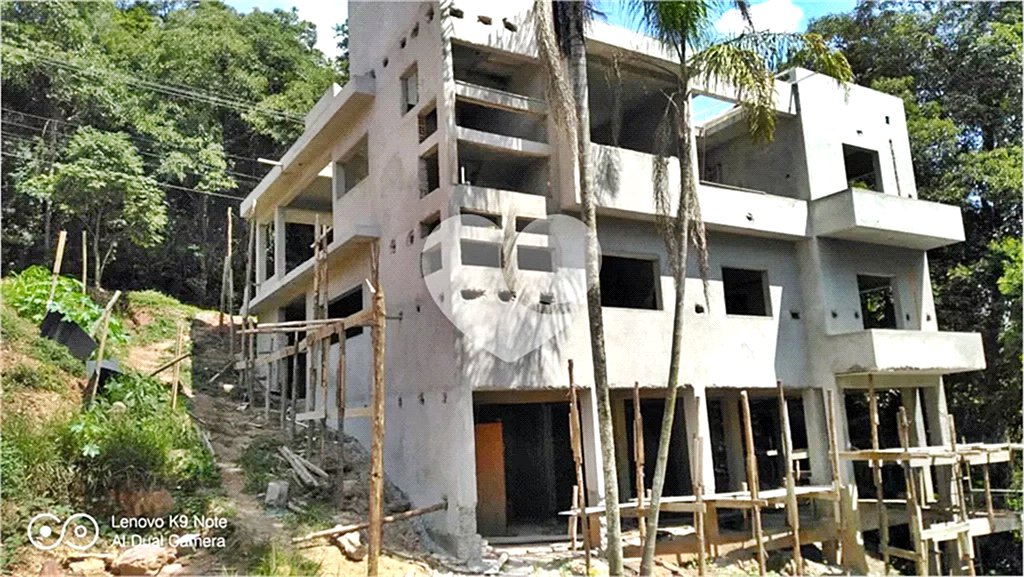 Casa à venda com 4 quartos, sendo 3 suítes, no condomínio Cantareira, Mairiporã - SP