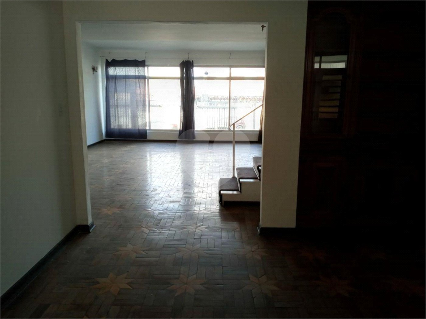 Casa com 4 dormitórios e 4 vagas.