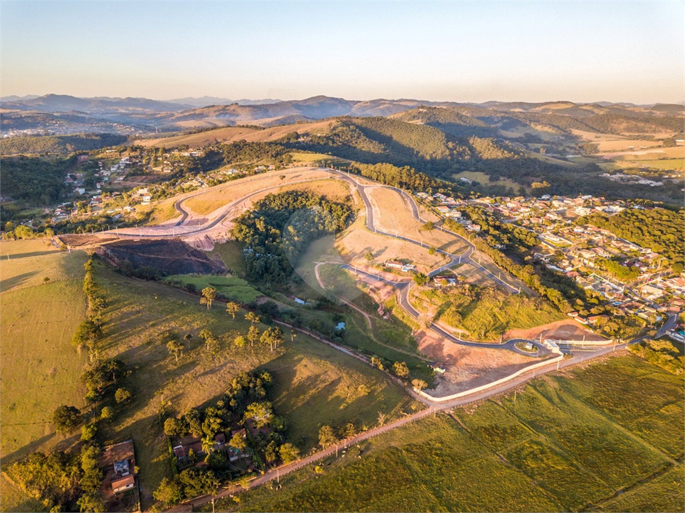 Terrenos a partir 300 metros em condomínio fechado e pronto para construir, aceita financiamento