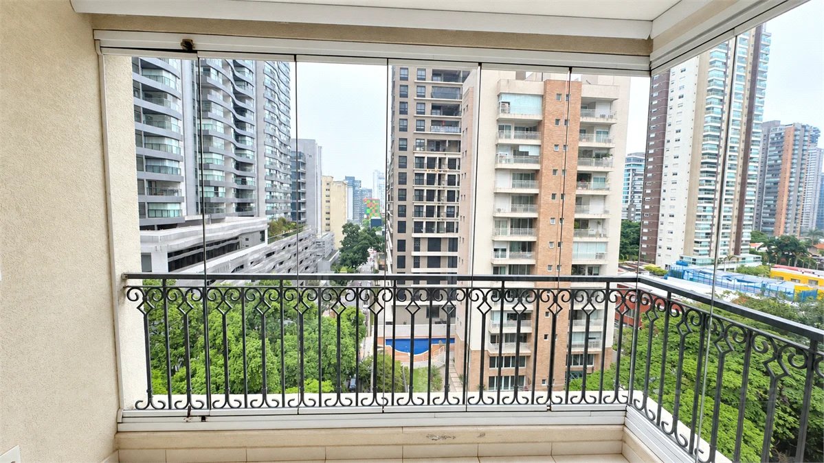 Apartamento à venda com 3 quartos, sendo 1 suíte,  em Jardim das Acácias, São Paulo, SP