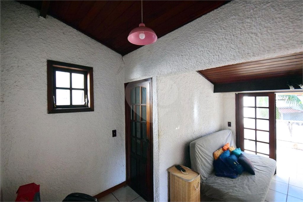 Casa à venda com 5 quartos, sendo 1 suíte, no condomínio Vivendas, Rio de Janeiro - RJ
