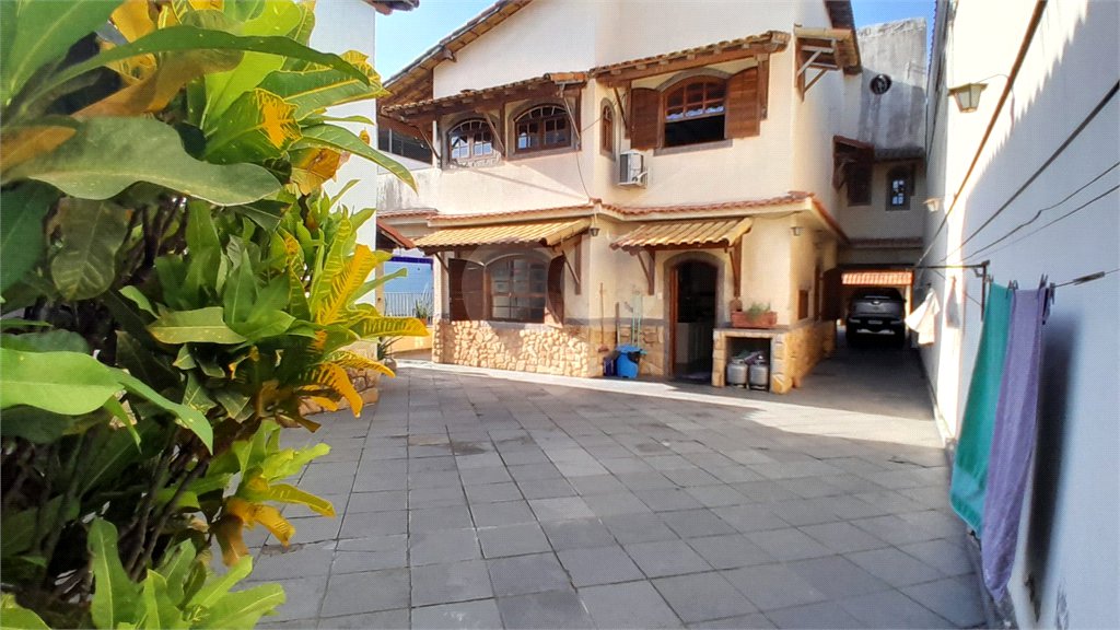 Casa à venda com 4 quartos, sendo 1 suíte, em Bangu, Rio de Janeiro, RJ