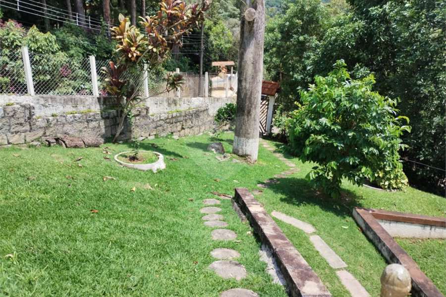 Casa à venda com 4 quartos, sendo 2 suítes,  no condomínio Cinco Lagos, Mairiporã - SP