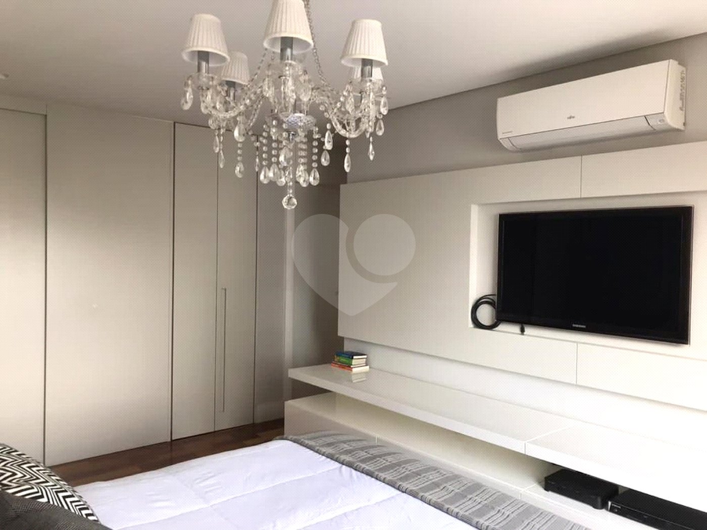 Apartamento à venda com 4 quartos, sendo 1 suíte, em Campo Belo, São Paulo, SP