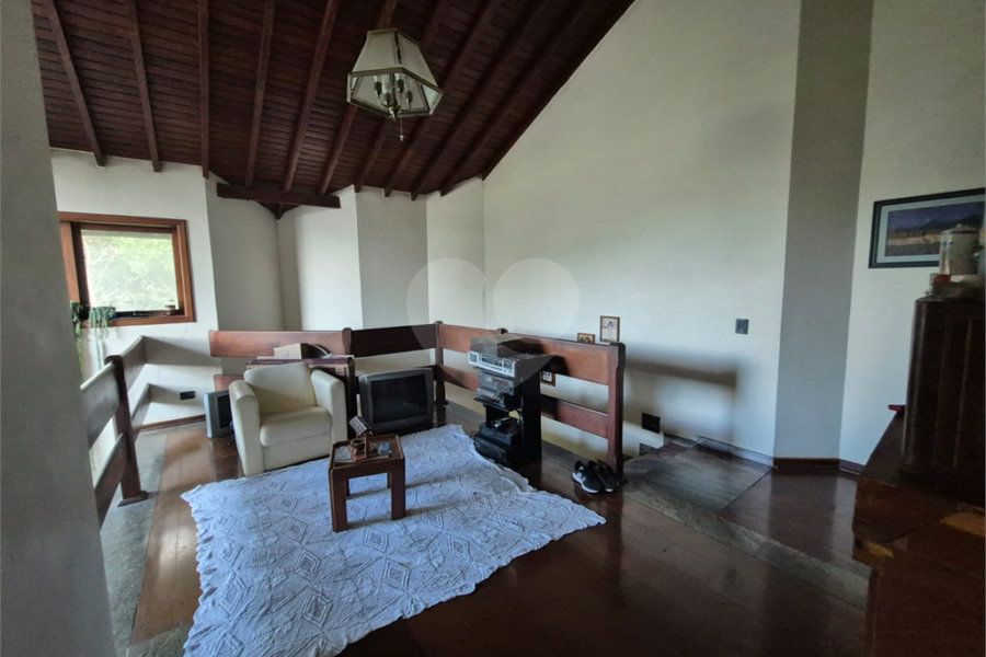 Casa à venda com 3 quartos, sendo 4 suítes, no condomínio Alpes da Cantareira, Mairiporã - SP