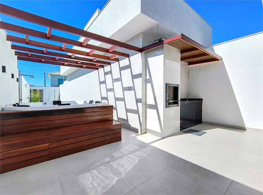 Casa à venda com 2 quartos, sendo 1 suíte,  em Guriri, Cabo Frio, RJ