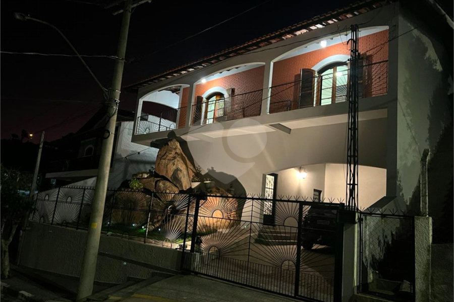 Casa à venda com 4 quartos, sendo 2 suítes,  no Centro, Serra Negra, SP