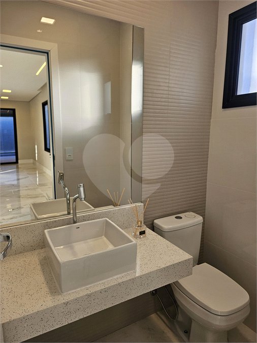 Casa à venda com 3 quartos, sendo 1 suíte,  no condomínio Villas do Jaguari, Santana de Parnaíba - SP