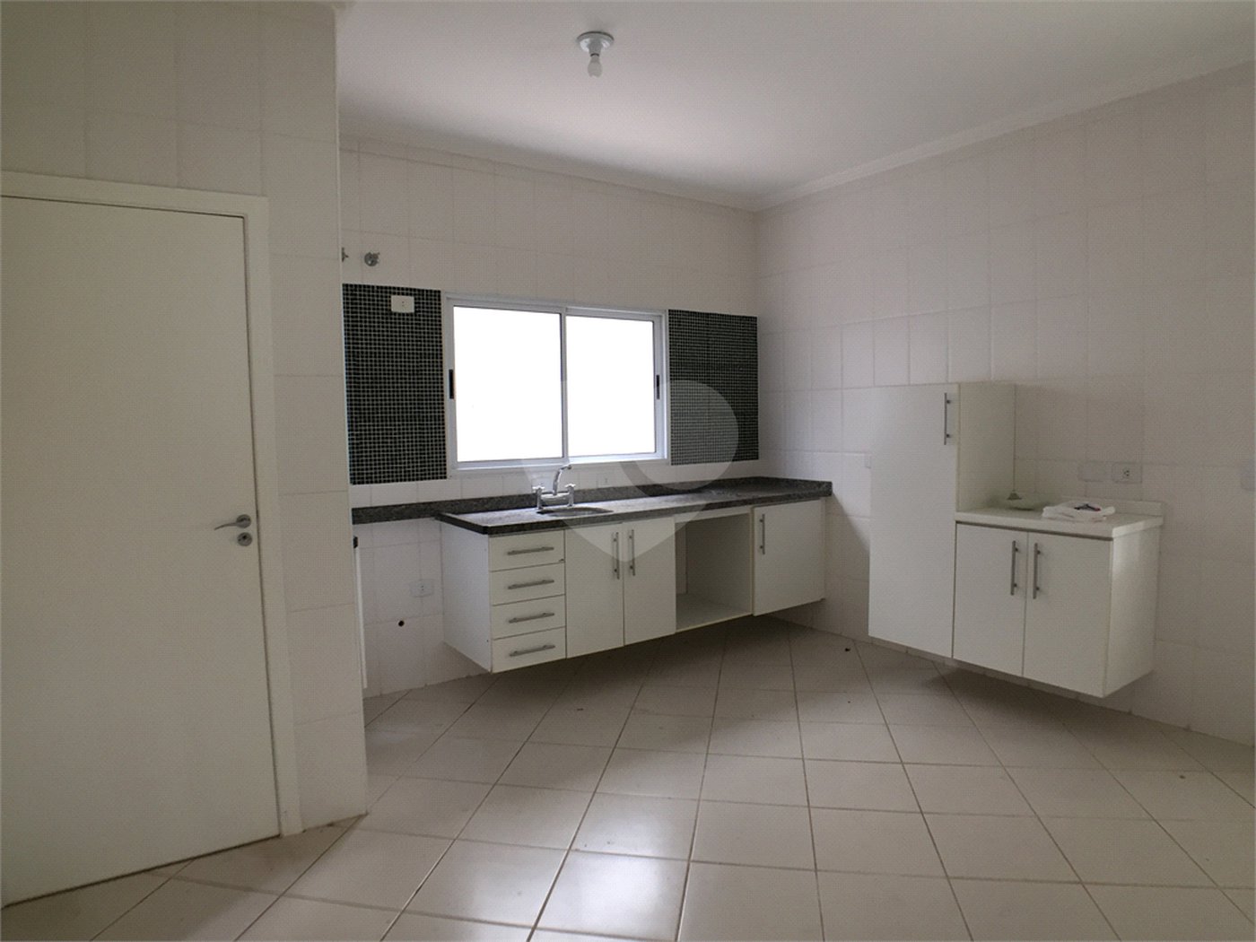 Casa à venda ou para alugar com 3 suítes no condomínio Recanto dos Paturis, Vinhedo - SP