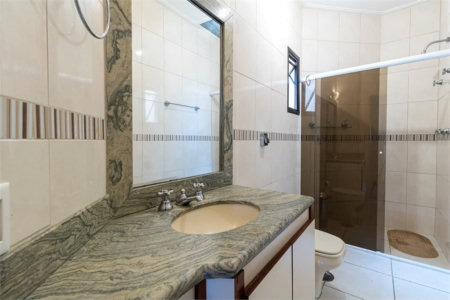 Casa à venda com 4 quartos, sendo 2 suítes, no condomínio Vila das Flores, São Paulo - SP