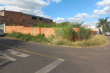Terreno para venda contendo 300,00 m² de área total.