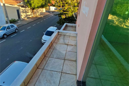 ?Oportunidade Única em São Carlos: Salão Comercial + Casa Independente nos Fundos – Ideal para Investidores!