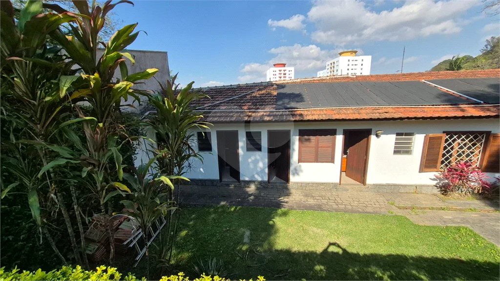Casa com Piscina, Sauna e Edícula em Rua Arborizada no Tremembé