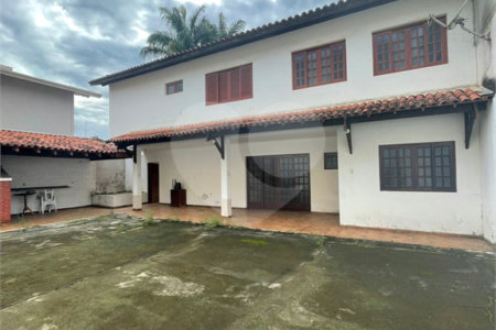 Sobrado à venda com 5 quartos, sendo 2 suítes,  em Vila Oliveira, Mogi das Cruzes, SP