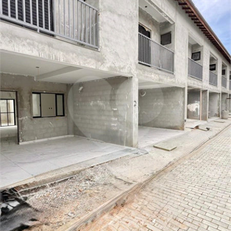 Casa à venda com 3 quartos, sendo 1 suíte, no condomínio Miguel Comitre, Poá - SP