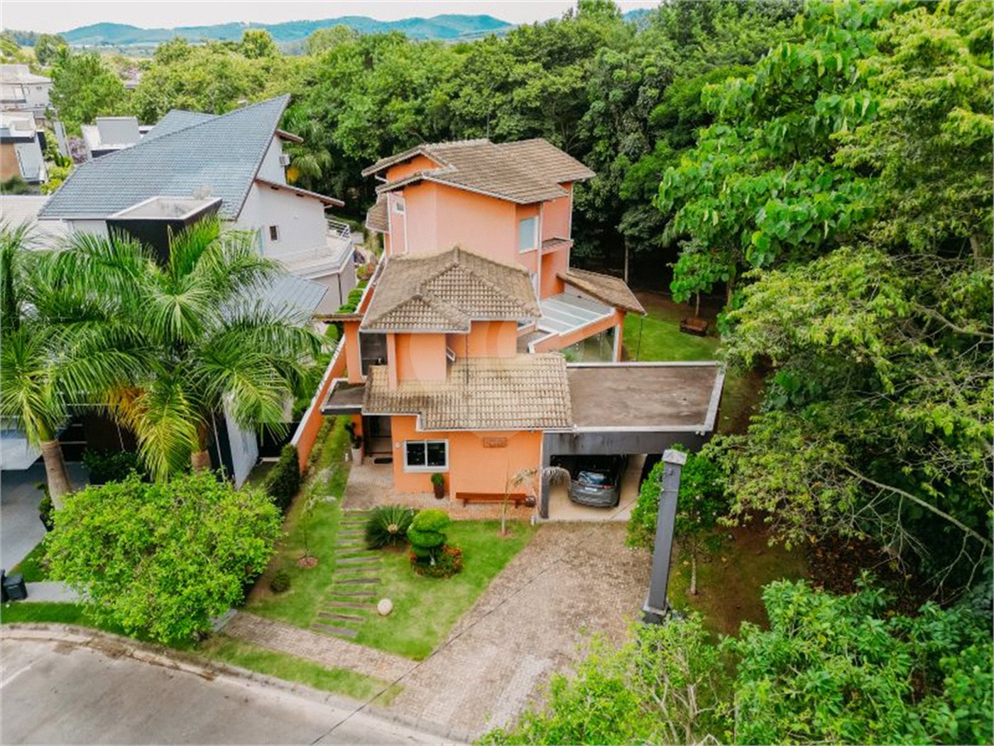 Casa à venda com 5 quartos, sendo 4 suítes, no condomínio Figueira Garden, Atibaia - SP