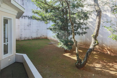 Casa à venda com 4 quartos, sendo 2 suítes, no condomínio Bristol Village, São Paulo - SP