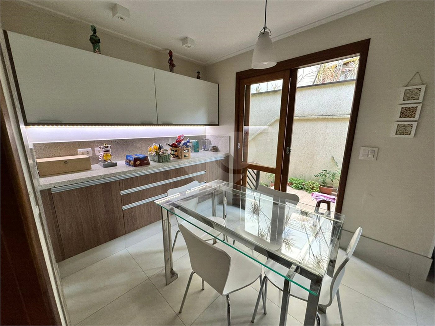 Casa à venda com 3 quartos, sendo 1 suíte, no condomínio Residencial Jardim das Flores 1510, Cotia - SP