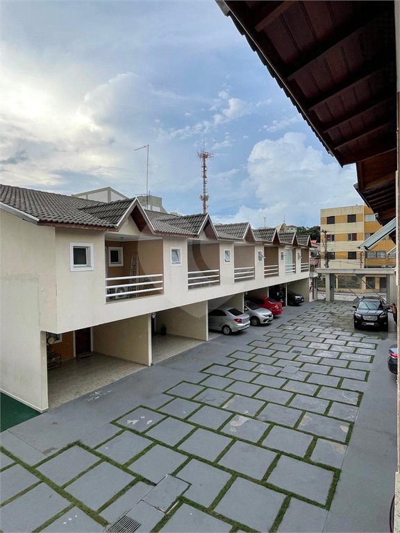 Casa à venda com 3 quartos, sendo 1 suíte, no condomínio Residencial Villagio Vitória, Guarulhos - SP