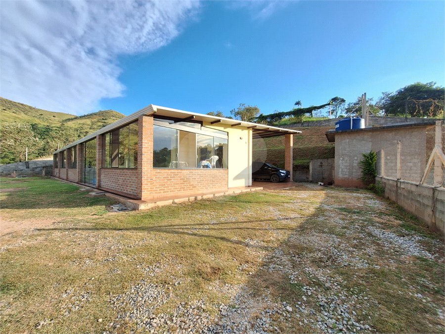Chácara à venda com 4 quartos, sendo 2 suítes, em Recanto das Acácias, São Roque, SP