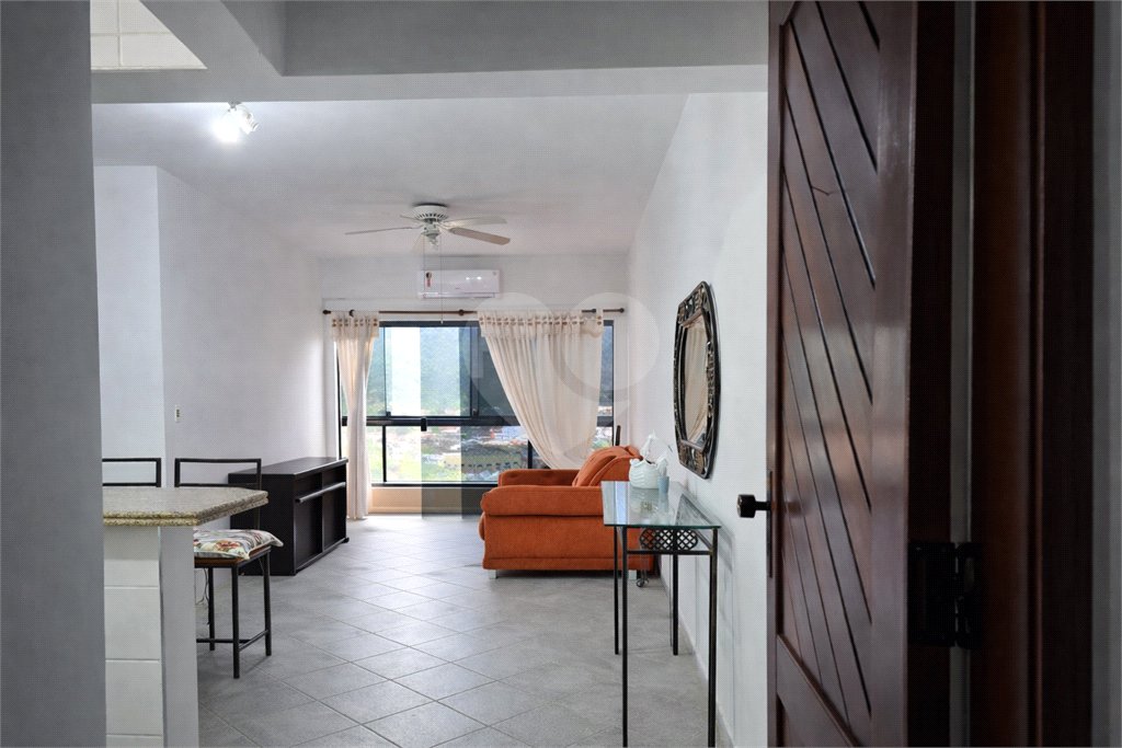 Apartamento à venda com 3 quartos, sendo 1 suíte,  em Enseada, Guarujá, SP