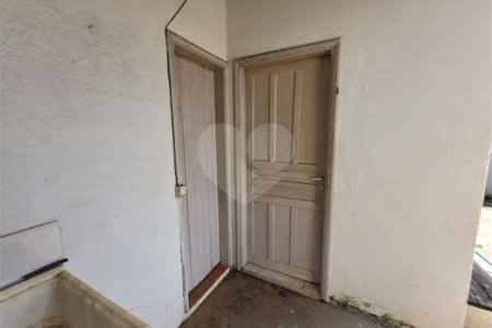 Casa térrea à venda com amplo quintal e grande potencial na Vila Nery
