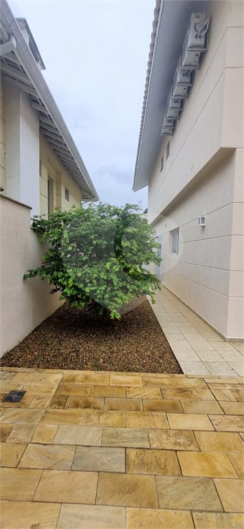 Casa à venda com 4 quartos, sendo 2 suítes, no condomínio Casas de Windsor, São Paulo - SP