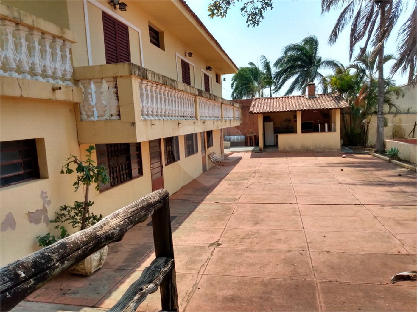 Casa Térrea com 3 dormitórios, sendo 1 suíte.