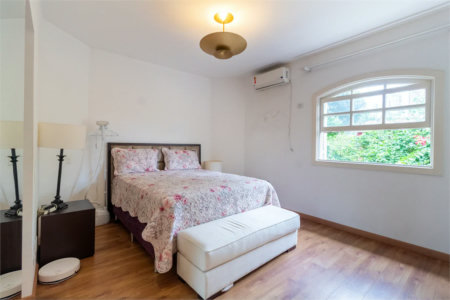Casa à venda com 4 quartos, sendo 2 suítes, no condomínio Vila das Flores, São Paulo - SP