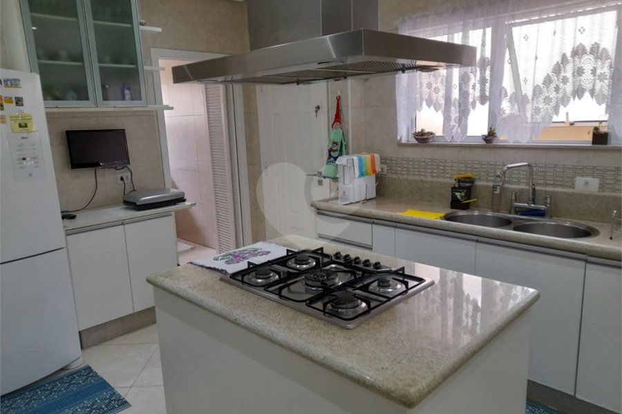 Sobrado à venda com 4 quartos, sendo 1 suíte, em Chora Menino, São Paulo, SP