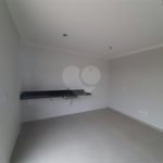 Apartamento COBERTURA com 66m2, 3 quartos, banheiro, sala, cozinha, quintal e 1 vaga