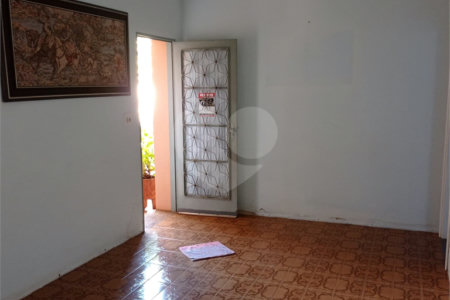 Linda casa no centro com 3 quartos.
