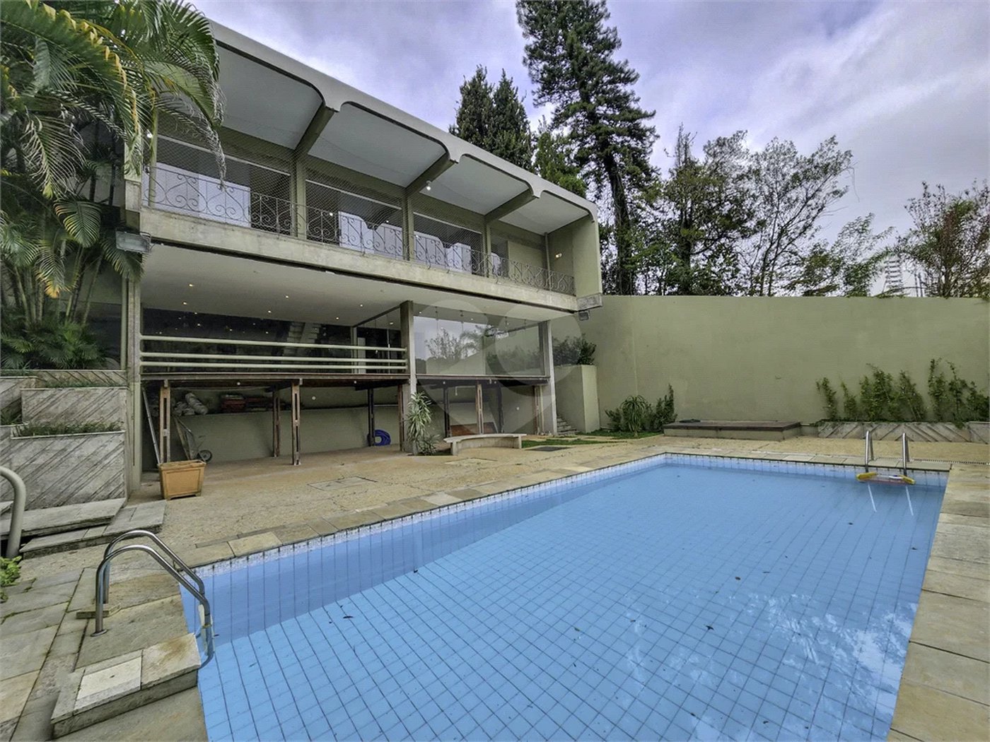 CASA EM RUA FECHADA NA REGIÃO DO MORUMBI / REGIÃO DO CLUBE PAINEIRAS