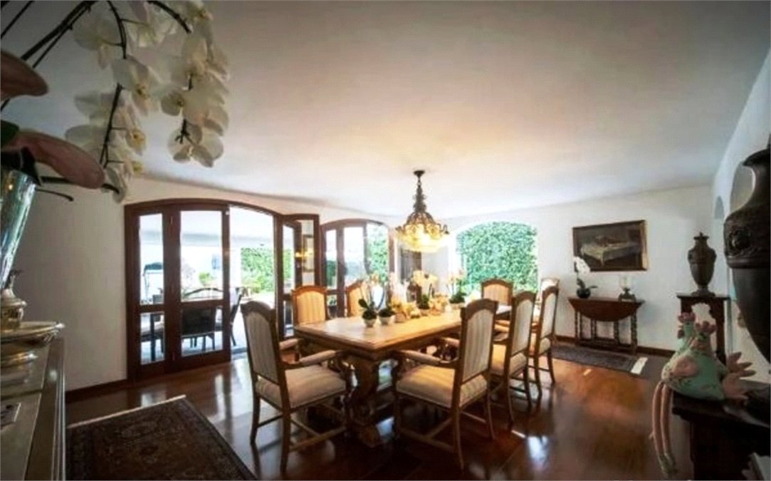 Casa à venda com 5 quartos, sendo 2 suítes,  em Jardim Everest, São Paulo, SP