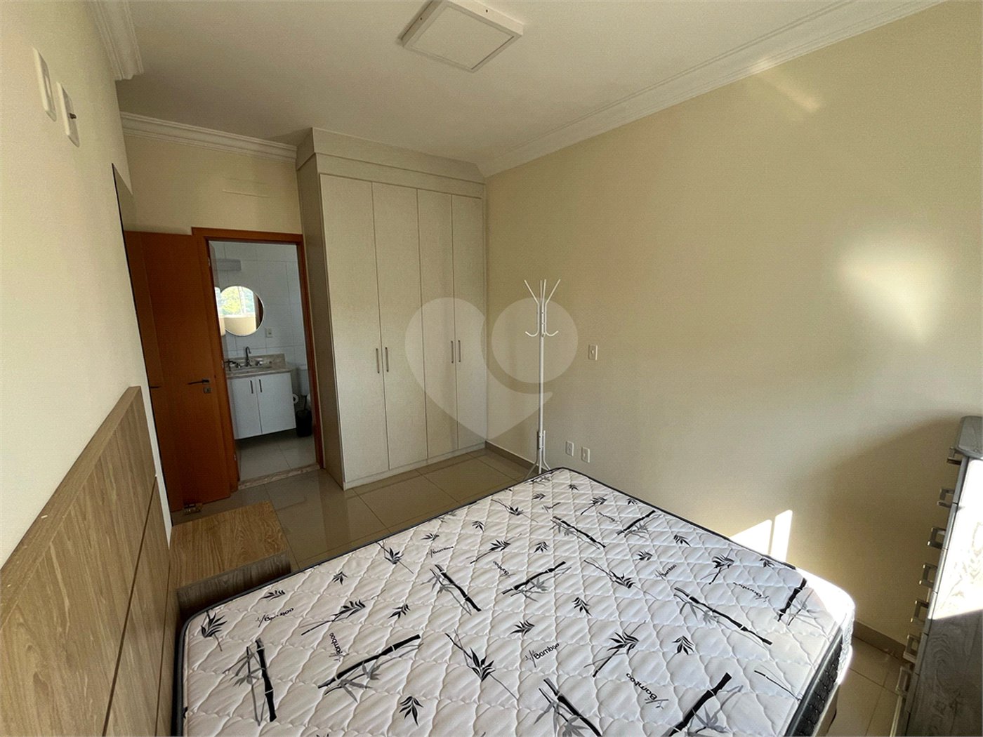 Apartamento mobiliado com 2 dormitórios sendo 1 suíte