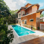 Casa à venda com 5 quartos, sendo 4 suítes, no condomínio Figueira Garden, Atibaia - SP